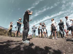 Gruppo di persone in visita sull'Etna