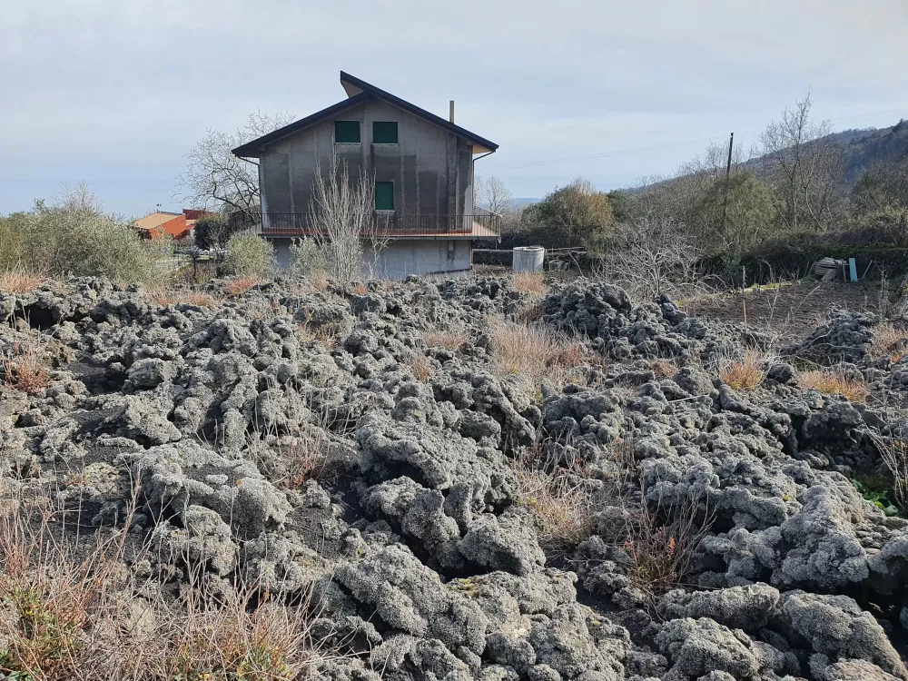 Hoe gevaarlijk is de Etna? In Zafferana Etnea heeft de lavastroom van 1993 gelukkig maar één huis verwoest.