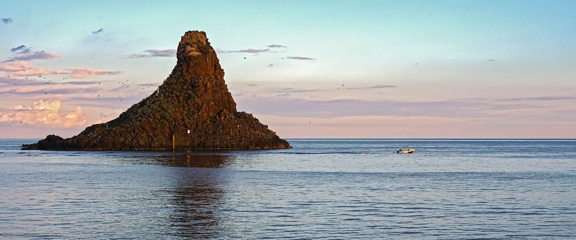 Ai piedi del vulcano Etna: Aci Trezza e Aci Castello