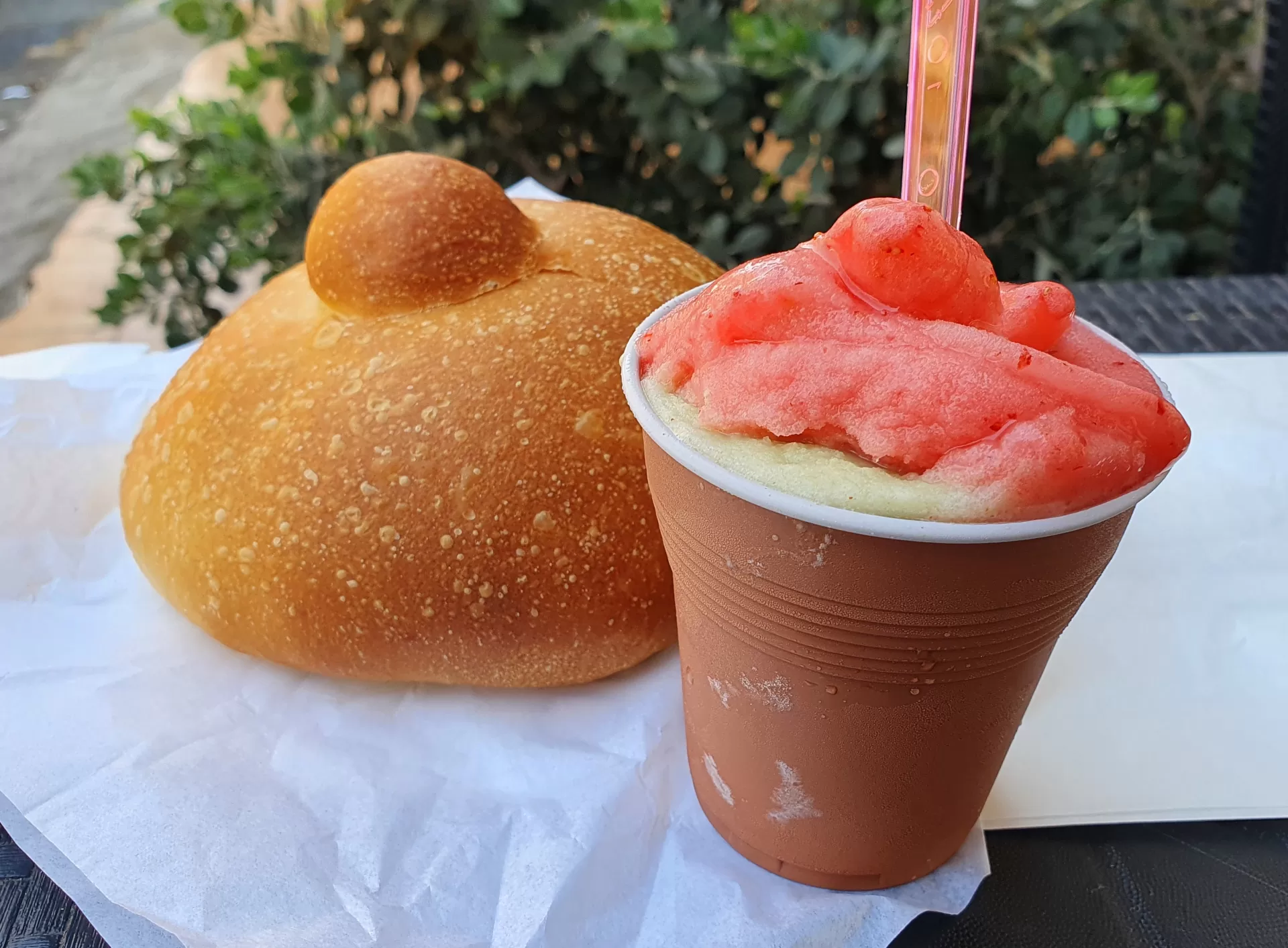 Granita di pistacchi e fragole con Brioche