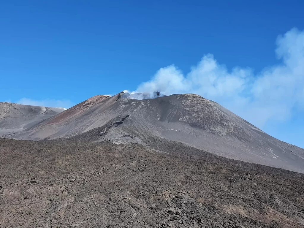 Le cratère sud-est vu depuis la Torre del Filosofo