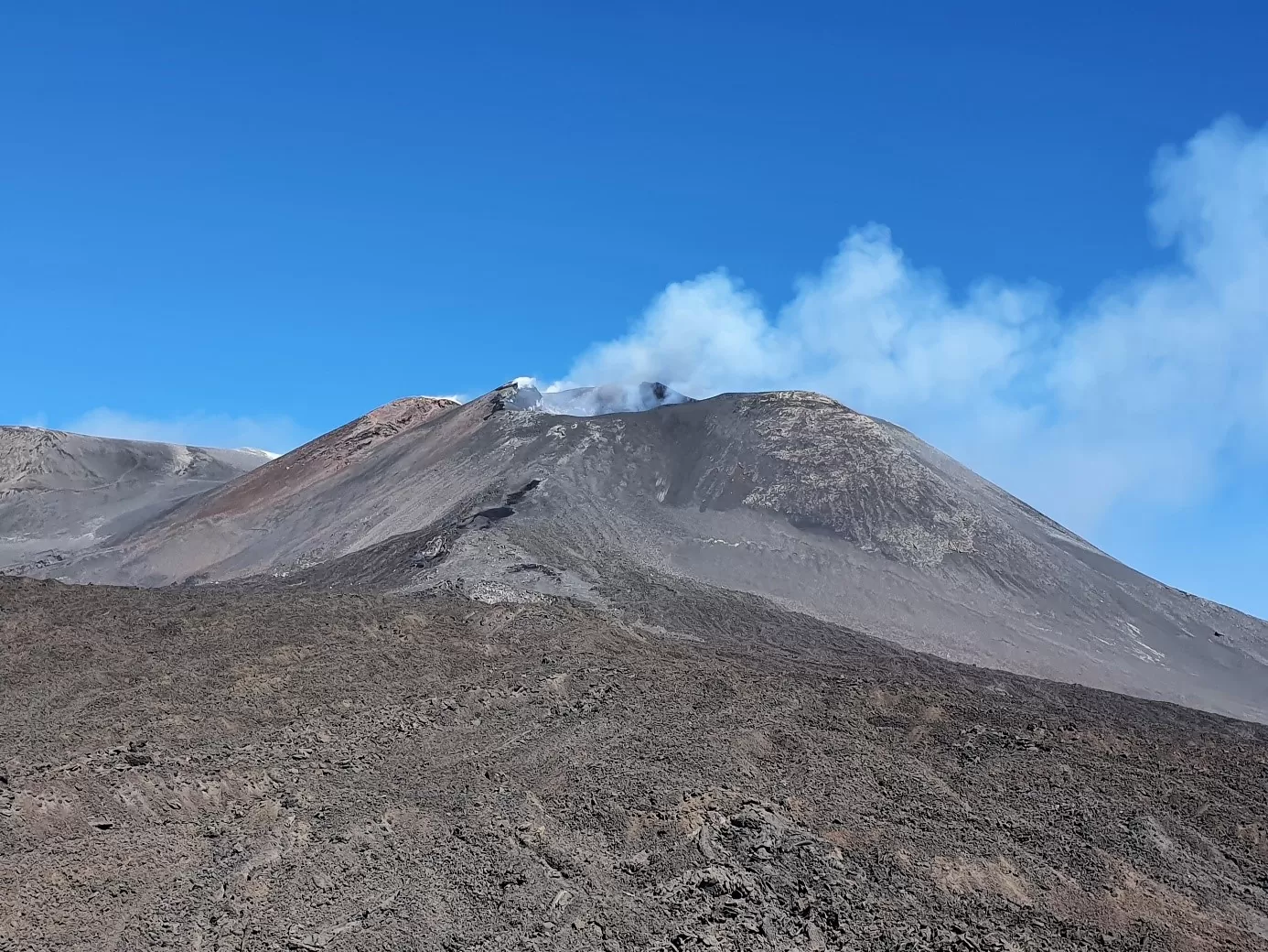 Le cratère sud-est vu depuis la Torre del Filosofo