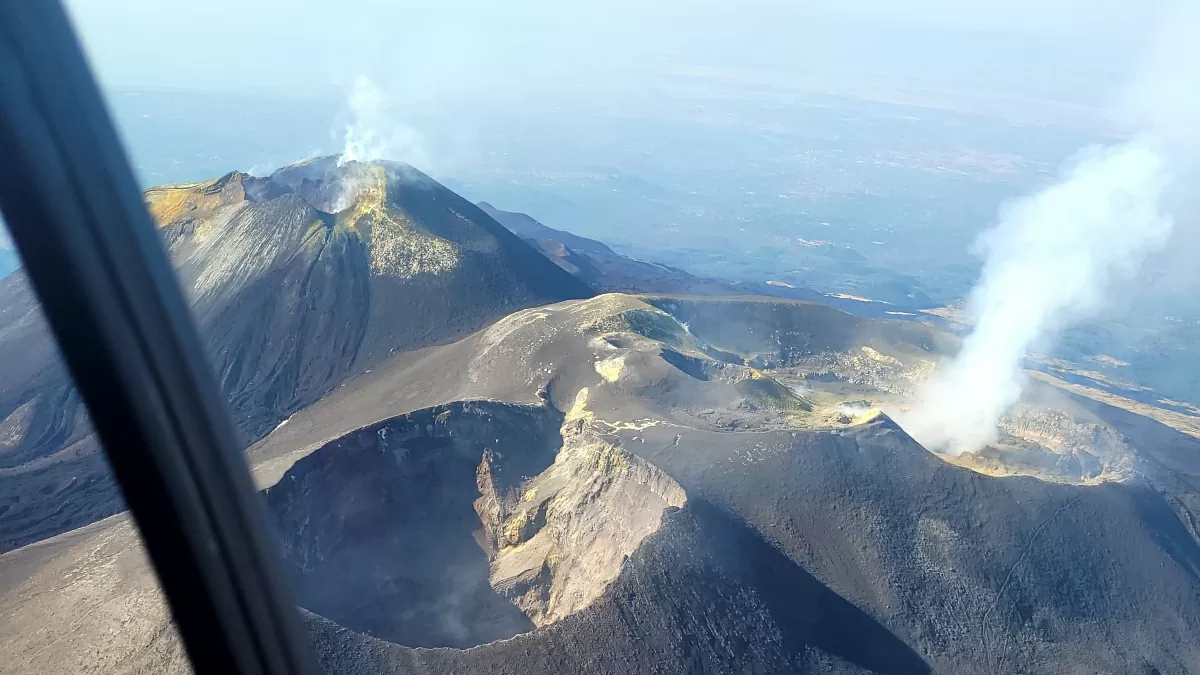Vue d'hélicoptère sur les principaux cratères de l'Etna