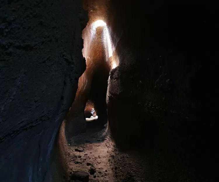 Grotte de Serracozzo sur le versant nord de l'Etna