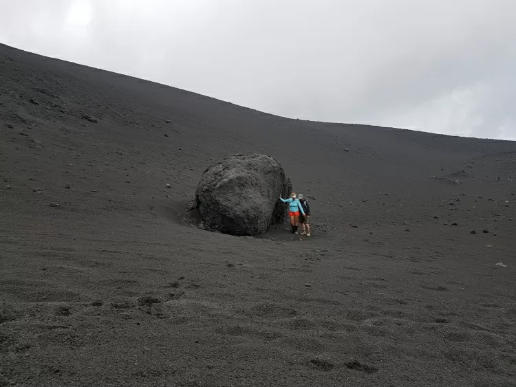 Un'enorme bomba di lava sull'Etna