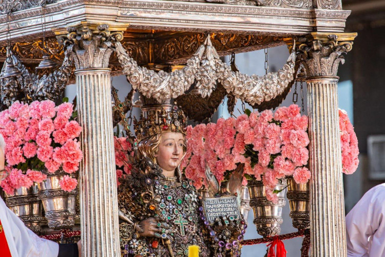 La festa di Sant'Agata a Catania: le candalore vengono portate solennemente per le vie cittadine