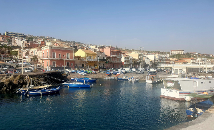 Der Hafen von Aci Trezza, ein kleines Dorf bei Catania