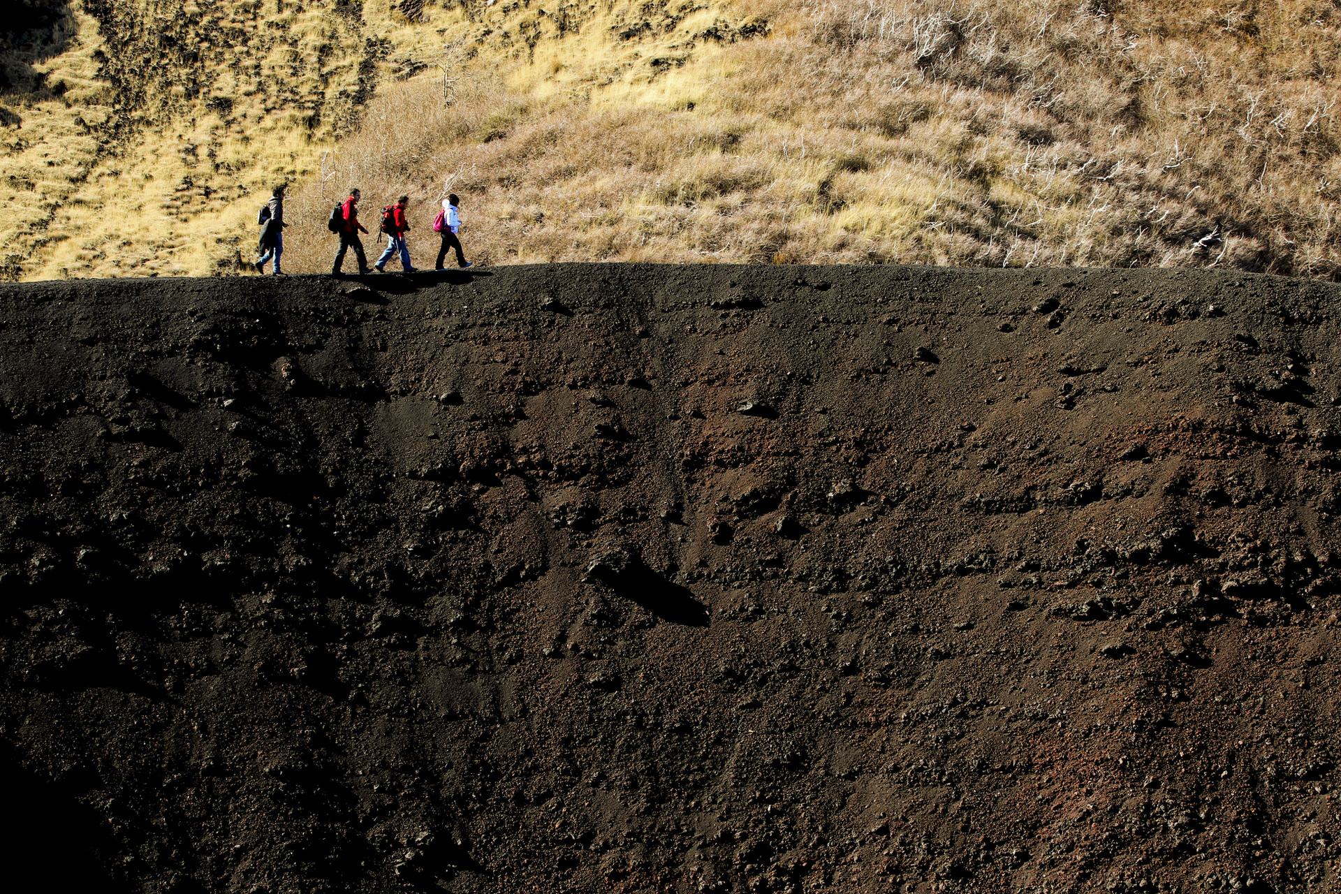 Nel nostro tour dei Crateri Etna Nord camminiamo sui bordi degli enormi crateri creati dall'eruzione del 2002.