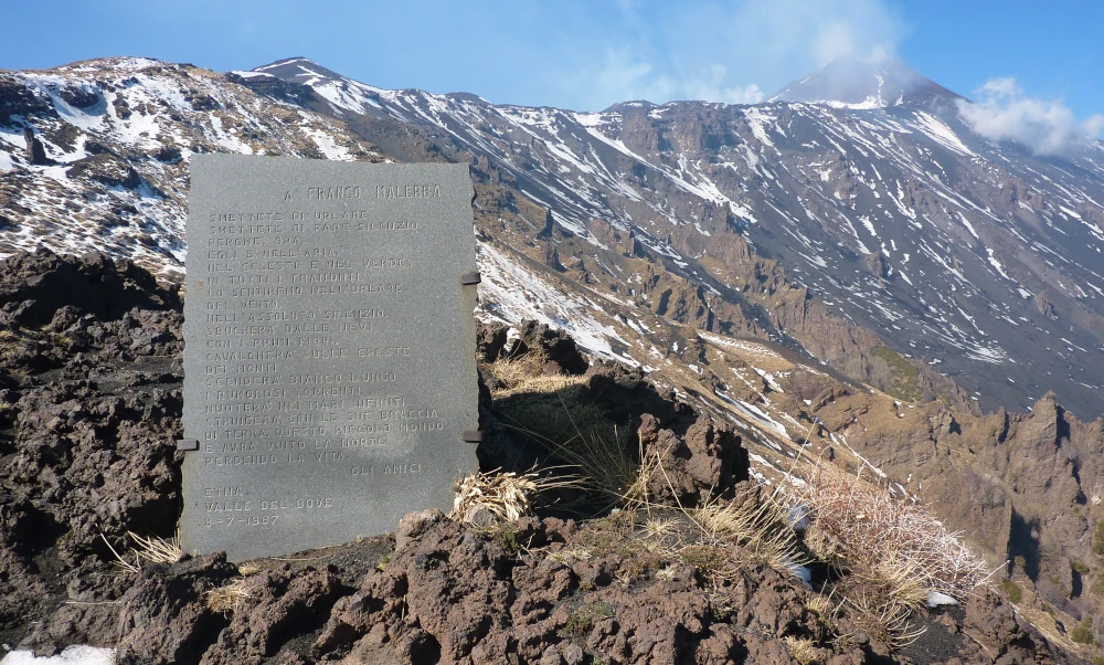 Franco Malerba a été victime d'un accident sur l'Etna : une pierre commémorative le rappelle encore aujourd'hui