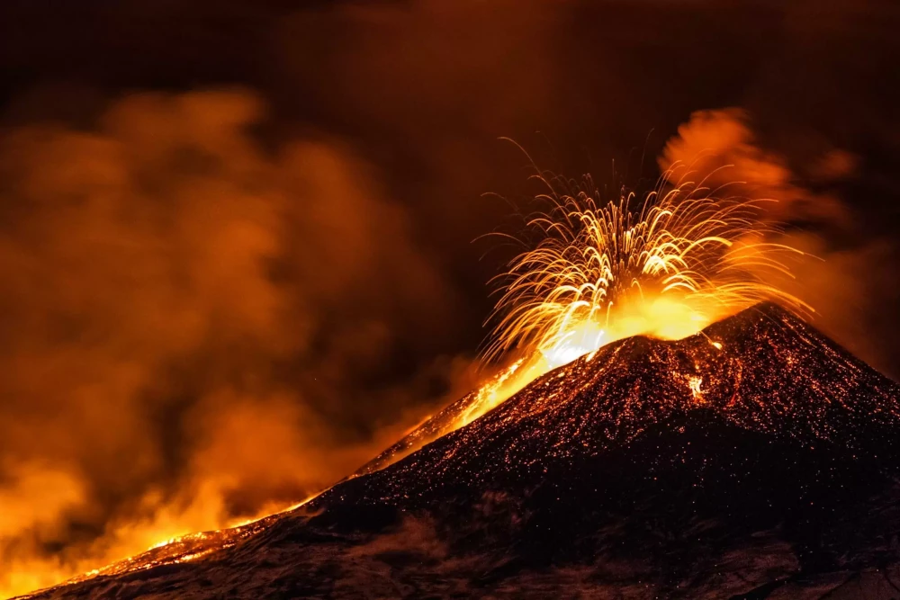 Quanto è pericoloso l'Etna con le sue fontane di lava. Colate di lava e bombe di lava?